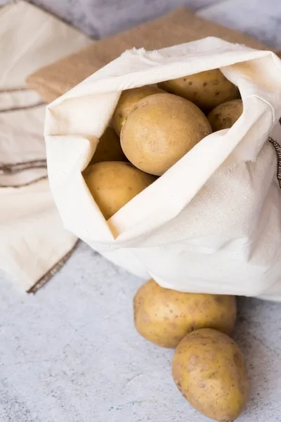 cómo cultivar patatas en casa con sacos, fácil y práctico